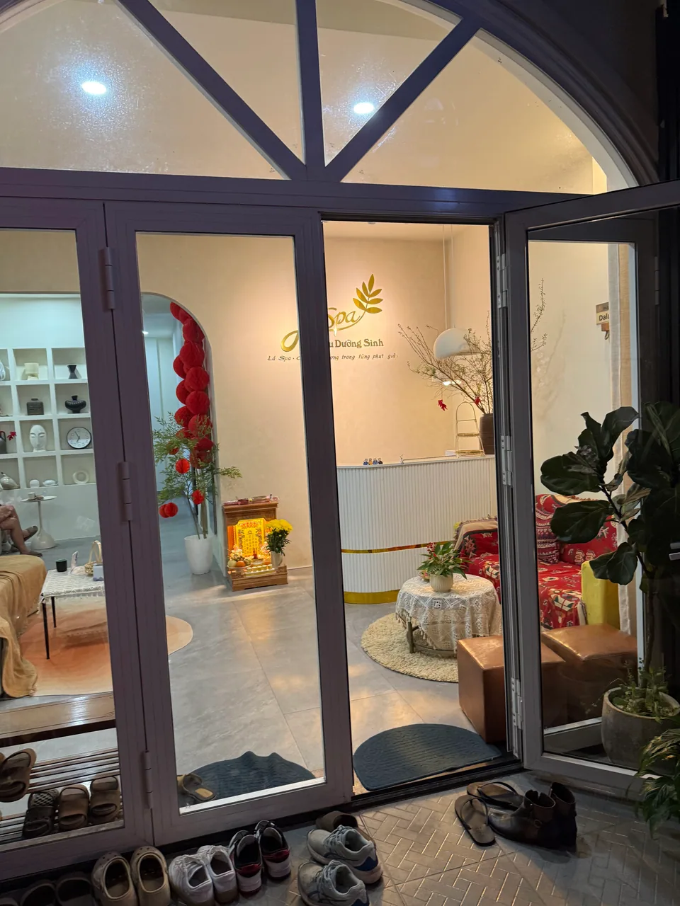 Góc trị liệu Lá Spa với ánh đèn ấm và chi tiết gỗ tự nhiên