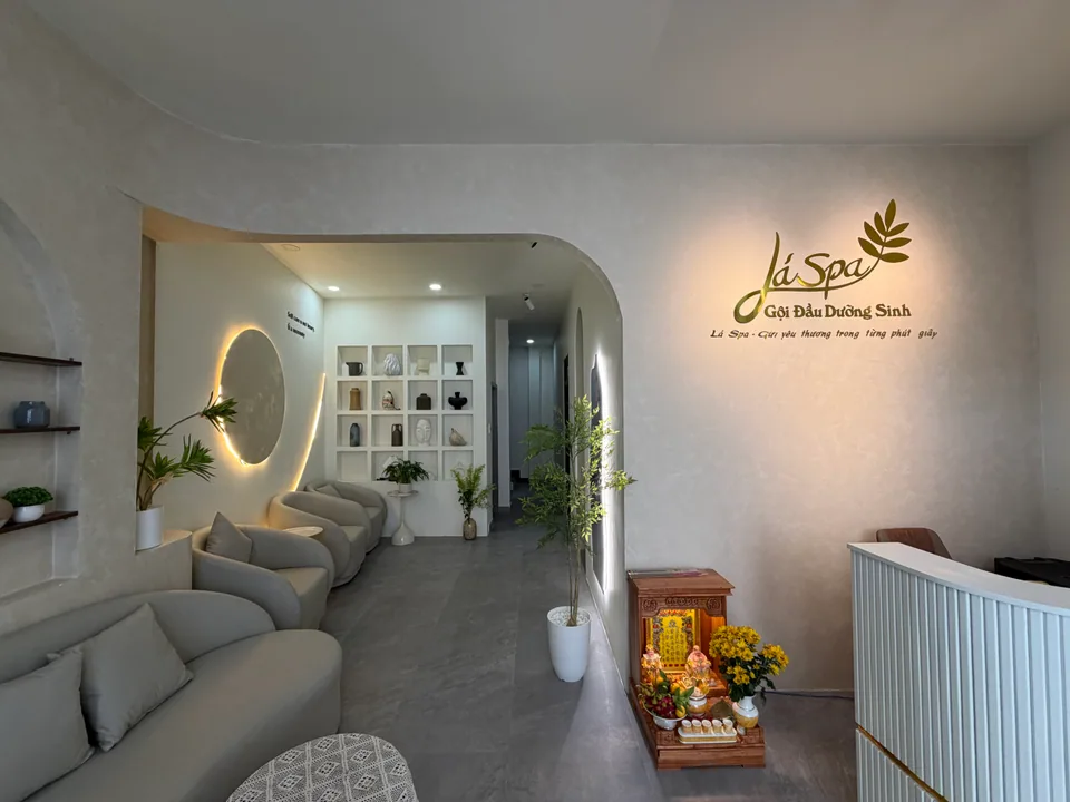 Phòng trị liệu đôi tại Lá Spa với hai giường song song và đèn vàng ấm